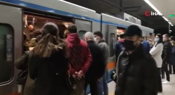 1619597387863.jpg İstanbul'da toplu taşımada sosyal mesafe yine unutuldu! Metro seferleri aksadı vatandaş İBB yetkililerine tepki gösterdi-4