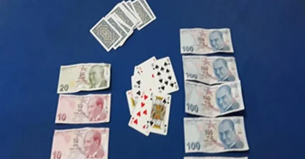 Denizli’de kısıtlamaya rağmen evde kumar oynayan 22 kişiye 99 bin TL para cezası