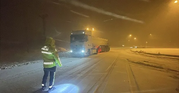 Kar yağışı ulaşımı vurdu: Ağır tonajlı araçların geçişine izin verilmiyor