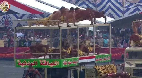 Mısır Ordusu'ndan sirk gösterisi! Gövde gösterisi yapayım derken rezil oldular-2