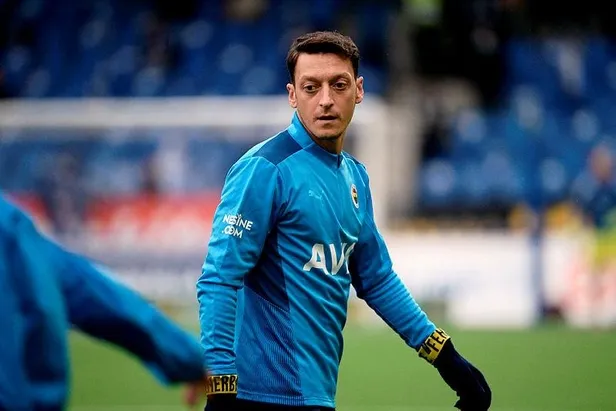 fenerbahcede-mesut-ozil-krizi-buyuyor-derbi-kadrosuna-alinmadi-1637182971311.jpeg Fenerbahçe'de Mesut Özil krizi büyüyor! Derbi kadrosuna alınmadı-10