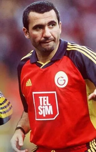 FIFA’nın Twitter hesabından başlattığı anket gündeme oturdu: Sosyal medyada Hagi-Alex kapışması!