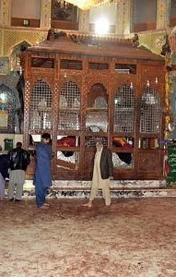 Pakistan'da türbeye bombalı saldırı!
