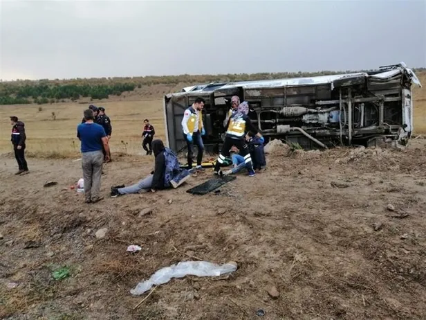 son-dakika-universite-ogrencilerini-tasiyan-otobus-devrildi-27-yarali-1572278976281.jpg Son dakika: Üniversite öğrencilerini taşıyan otobüs devrildi: 27 yaralı-4