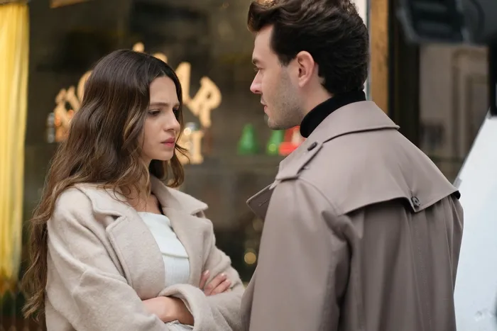 altin-kafes-2-bolumuyle-sosyal-medyaya-damga-vurdu-onurdan-zeynepe-beklenmedik-evlilik-teklifi-1702281685051.jpg Altın Kafes 2. bölümüyle sosyal medyaya damga vurdu: Onur’dan Zeynep’e beklenmedik evlilik teklifi!-4