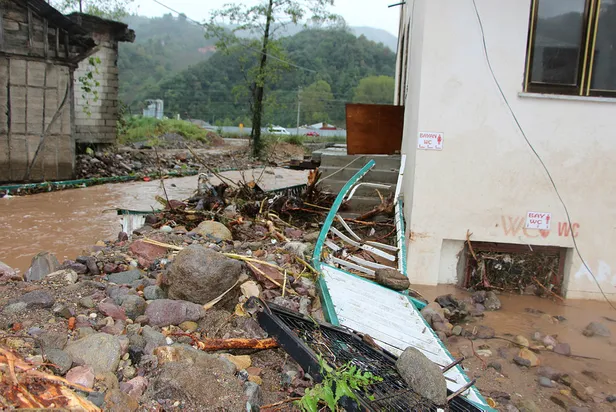 Son dakika: Trabzon ve Rize'yi sel vurdu! Meteoroloji'den Doğu Karadeniz için sel uyarısı geldi-10