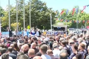 İETT'ye bağlı özel halk otobüsü sahipleri isyan etti!  İBB binası önünde protesto ettiler
