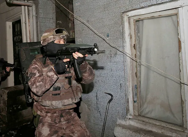 İstanbul'da özel harekattan şafak baskını-3