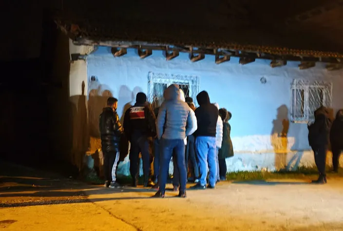 Rehine krizi! 2 çocuğunun boğazına bıçak dayadı