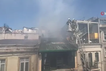 Beyoğlu'nda 3 katlı binada yangın