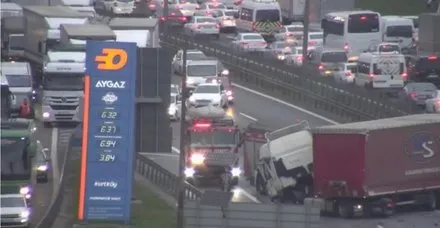 SON DAKİKA: TEM Kurtköy'deki kaza trafiği kilitledi