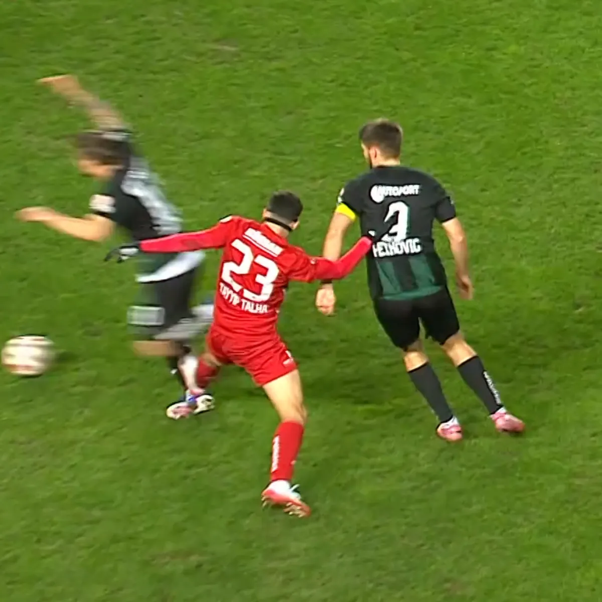 Tayyip Talha Sanuç'tan korkunç faul! Kırmızı kart gördü!