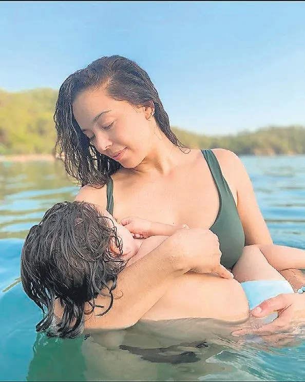 azra-akin-oglu-demirke-denizden-poz-verdi-1599779581877.jpeg Azra Akın oğlu Demir'ke denizden poz verdi-1