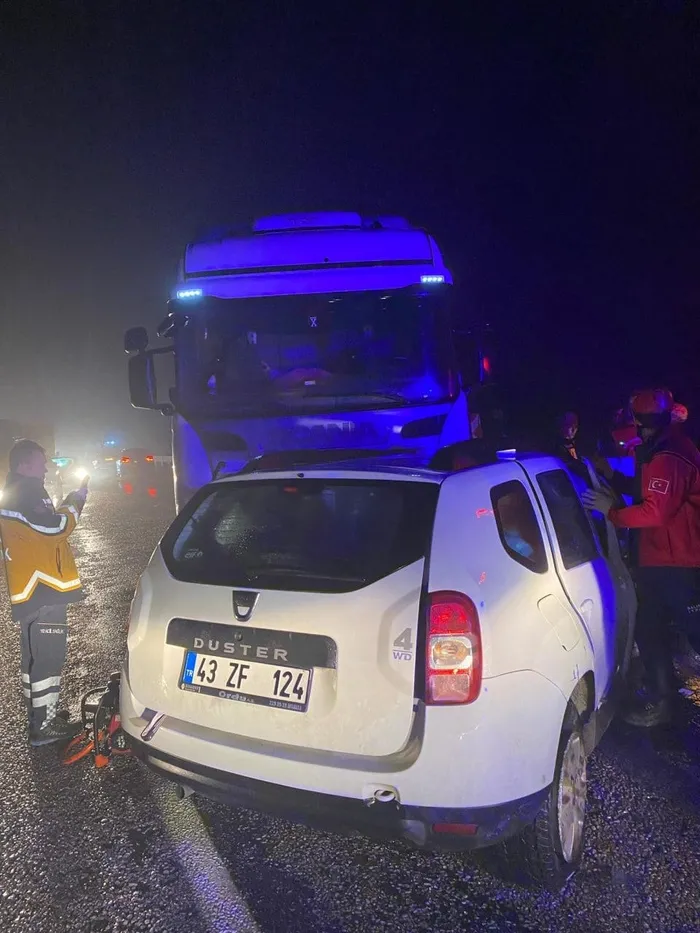 Balıkesir'de feci kaza: Otomobil ile TIR kafa kafaya çarpıştı! 3 kişi yaşamını yitirdi-2