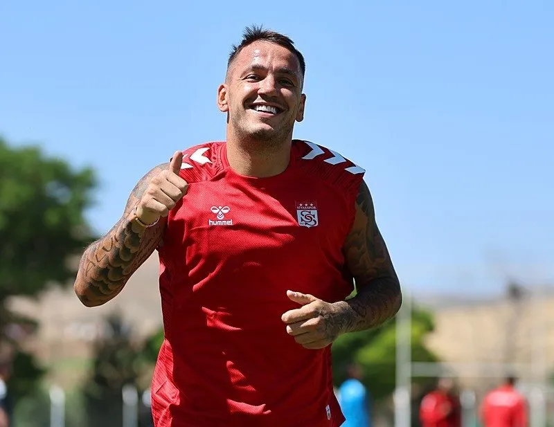 Manaj Sivasspor’dan ayrıldı