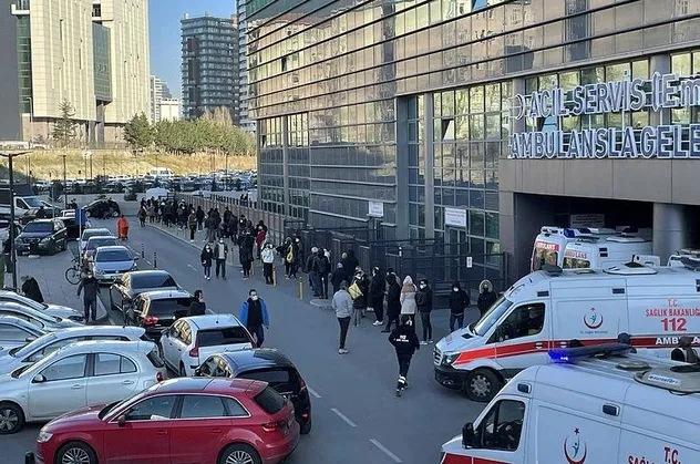 İstanbul'daki hastanelerde Omicron varyantı nedeniyle aşı ve PCR test kuyrukları oluştu