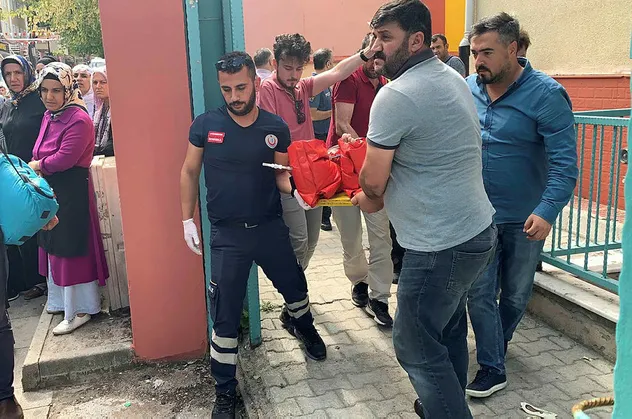 Sultanbeyli'de panik anları! Kendini boşluğa bıraktı