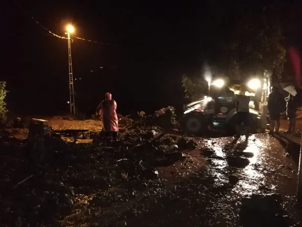 Rize ve Artvin'de sel: Yollar kapandı, mahsur kalan 3 kişi kurtarıldı-6