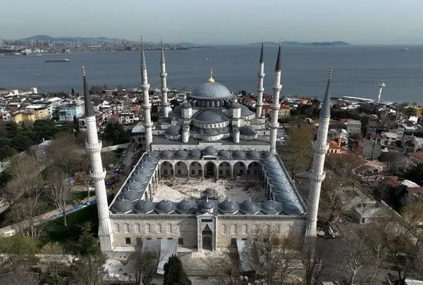 kultur-ve-turizm-bakani-mehmet-nuri-ersoy-mujdeyi-verdi-sultanahmet-camii-bayramda-ibadete-aciliyor-1681917579752.jpeg