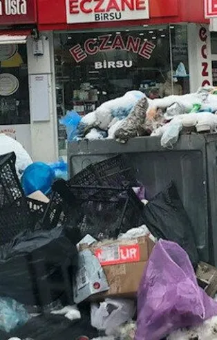 Kadıköy'de toplu iş sözleşmesi krizi sonrası sokaklarda çöp dağları yükseliyor