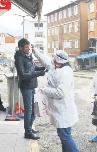 Coronavirüs tedbirleri kapsamında Rize'de vatandaşların ateşleri ölçüldü