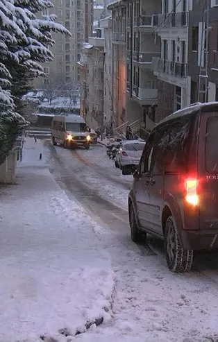 İstanbul'da günlerdir yapılan kar yağışı uyarılarına rağmen CHP'li İBB tedbir alınmayınca megakent felç oldu! Kaza üstüne kaza