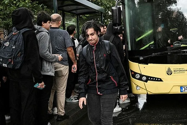 İstanbul'da yağmur etkili oldu yollar göle döndü! Metroları su bastı I Tramvay seferlerinde aksama... Vatandaşlar mahsur kaldı-8