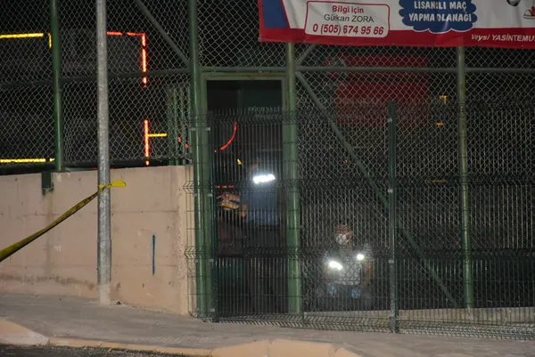 izmirde-hali-sahada-kiz-gibi-top-oynamayin-tartismasi-polis-memuru-tabancayla-bacagindan-vuruldu-1629326025793.jpg İzmir'de halı sahada 'kız gibi top oynamayın' tartışması! Polis memuru tabancayla bacağından vuruldu-9