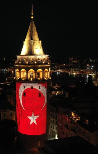 19 Mayıs coşkusu Galata Kulesi'ne yansıtıldı!