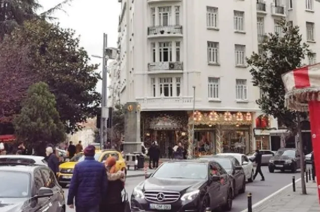 Nişantaşı'nda ünlülere kapıcı şoku! Haldun Dormen, İlber Ortaylı, Bennu Gerede, Zafer Algöz hepsi bu apartmanda yaşıyordu...
