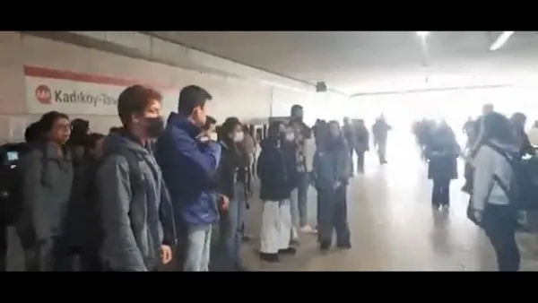 ulasima-zam-istanbulda-protesto-ediliyor-kadikoy-uzuncayir-metro-istasyonunda-istanbulkart-basmadan-turnikeden-1649321241518.jpg İBB'nin yüzde 40'lık ulaşım zammına tepkiler çığ gibi! İBB binasının önünde protesto: Ulaşım haktır satılamaz-7