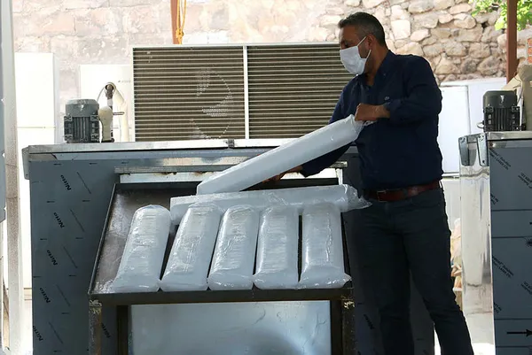 sanliurfada-havalarin-isinmasi-ve-ramazan-ayiyla-birlikte-buz-sezonu-acildi-gunde-ortalama-5-ton-kalip-buz-satiliyor-1619510159890.jpg