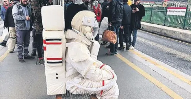 Astronot kıyafetli yolcu metrobüste...