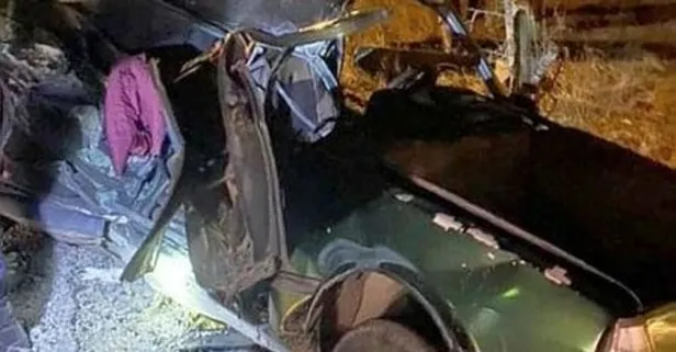 Son dakika: İzmir'de yürekleri yakan kaza! Önce motosiklete ardından tıra çarpan araçtan cansız bedenleri çıkarıldı