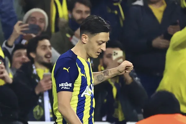 jorge-jesusun-istemedigini-acikladigi-mesut-ozil-fenerbahcede-123-milyon-tl-kazanacak-1654340600376.jpg