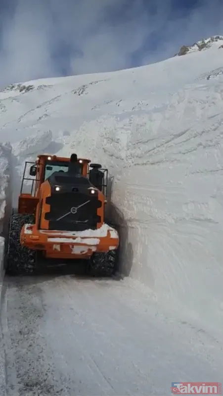 40 gün kapalı kaldıktan sonra açılan Van-Bahçesaray yolu dün gece çığ düşmesi nedeniyle yine ulaşıma kapandı - 4