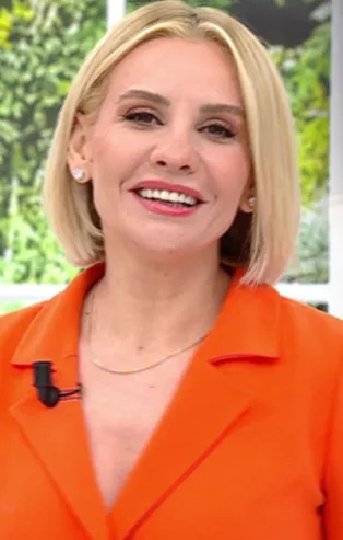 Esra Erol canlı yayında yalın ayak koşturdu "Esra Erol farkı" yorumları yağdı! 45 yıldır evli olan Melahat ile Ramazan Bağ barıştı mı?