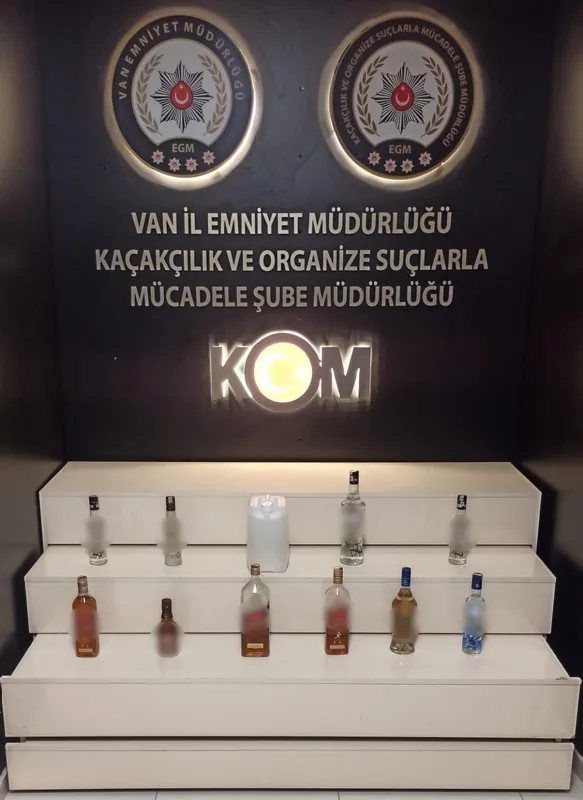 vanda-kacakcilara-baskin-cok-sayida-av-tufegi-ele-gecirildi-1662962626297.jpg Van’da kaçakçılara baskın: Çok sayıda av tüfeği, telefon ve alkol...-3