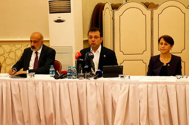 CHP'li Ekrem İmamoğlu sırtını HDP'ye yasladı! Diyarbakır'a gidip HDP'lilerle poz verdi evlat nöbetindeki acılı aileleri ziyaret etmedi
