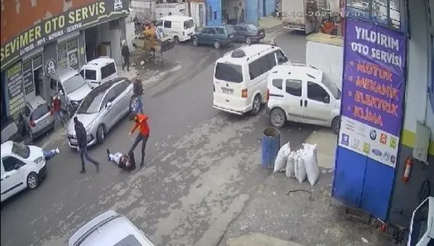 ''Vahşi görüntüler'' Esenyurt'ta 1'i polis 3 kişinin vurulduğu an kamerada! Yaralıları yerde tekmelediler