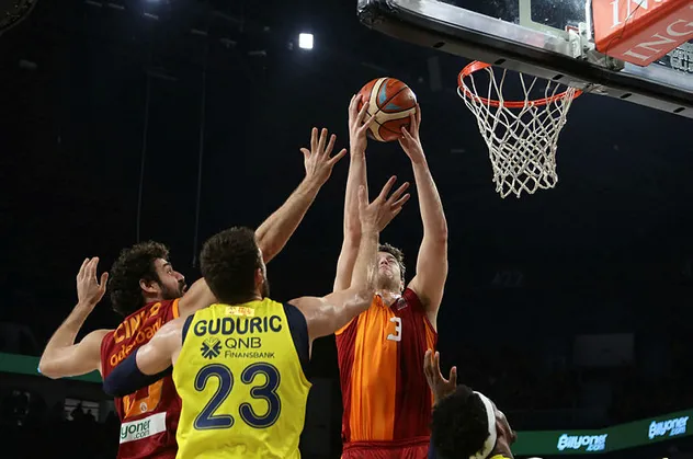 Galatasaray potada Fenerbahçe'yi devirdi