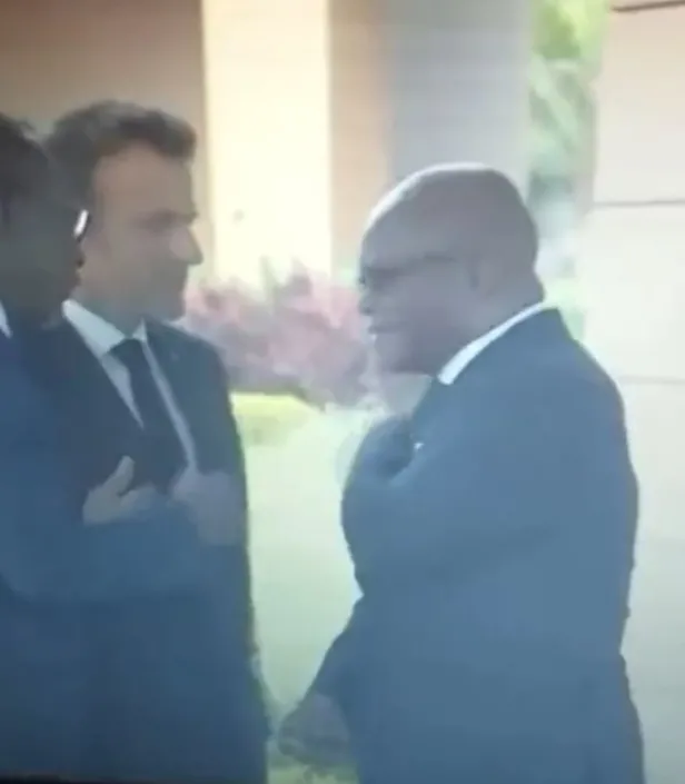 beninli-bakan-aurelien-agbenonci-emmanuel-macronun-dokundugu-omzunu-temizledi-1659186964470.jpg Beninli bakan Aurelien Agbenonci Emmanuel Macron'un dokunduğu omzunu temizledi-2