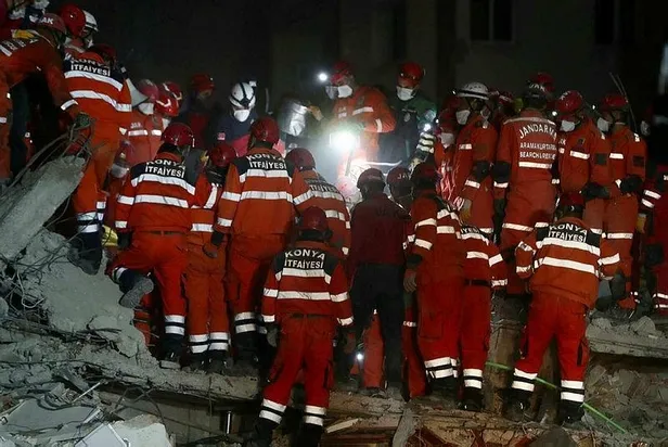 İzmir depreminde yıkılan Rıza Bey Apartmanı'nda 91. saatte mucize! 3.5 yaşındaki Ayda Gezgin canlı olarak kurtarıldı-5