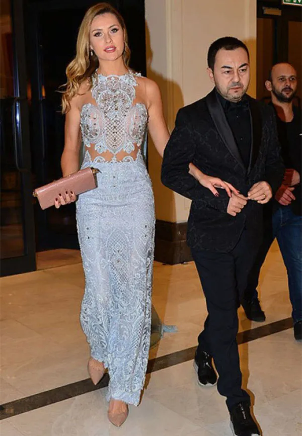 Serdar Ortaç'ın Eşi Chloe Loughnan sınırları zorladı!-11