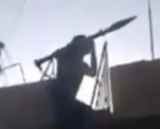 Sivil kıyafetli teröristin Nusaybine roketli saldırı düzenlediği an kamerada |Video