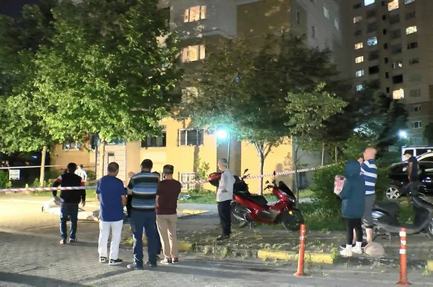 İstanbul'da korku dolu gece! Önce kocasını bıçakladı, ardından çocuğunu balkondan sarkıttı