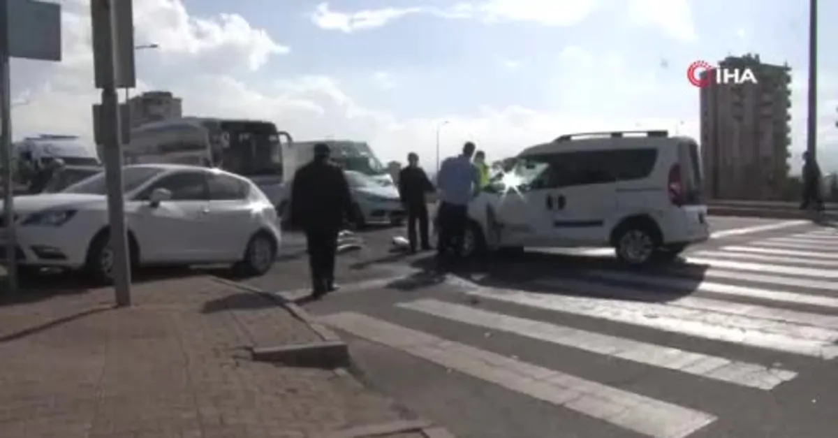 Kayseri'de feci kaza! Freni patlayan kamyon 4 lüks aracı biçti
