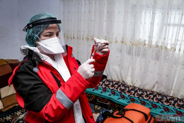 Koronavirüs aşılamaları devam ediyor! Sağlık çalışanları kar kış dinlemiyor! İşte fedakarlığın fotoğrafları - 5