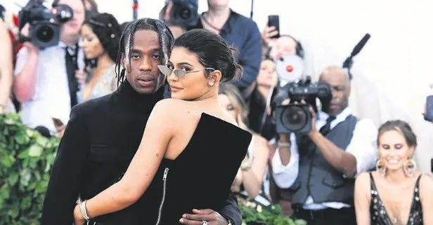 Travis Scott sevgilisi Kylie Jenner’ın evini güllerle doldurdu