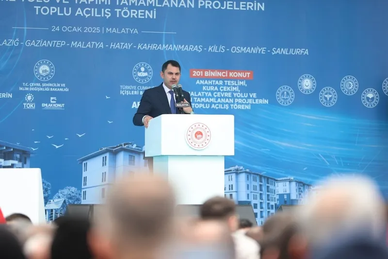 Çevre, Şehircilik ve İklim Değişikliği Bakanı Murat Kurum, Merkez Kapalı Spor Salonu yanında düzenlenen ʺYeniden Daha Güçlü Anadoluʺ 201 Bininci Konut Anahtar Teslimi, Kura Çekimi, Malatya Çevre Yolu ve Yapımı Tamamlanan Projelerin Açılış Töreni'ne katıldı. (Takvim.com.tr)